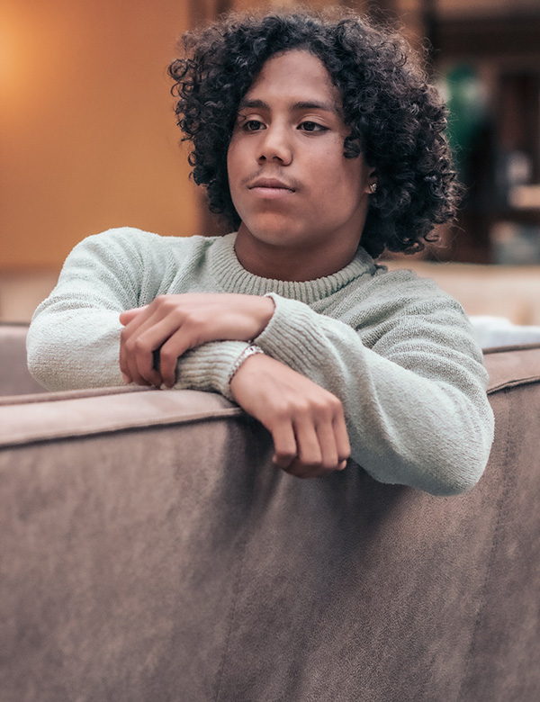 Mannelijk model met zwart krullend haar Mack.
