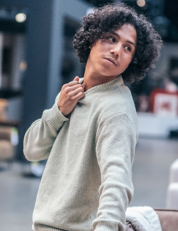 Mannelijk model met zwart krullend haar Mack.