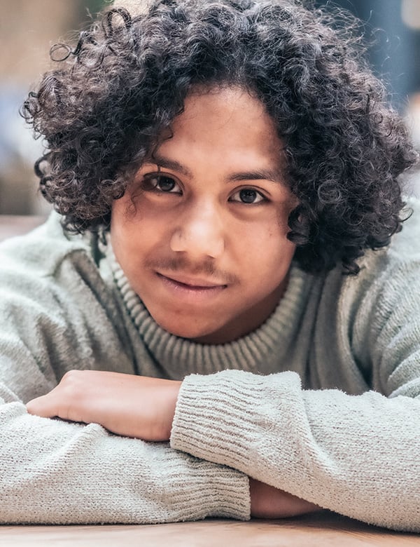 Mannelijk model met zwart krullend haar Mack.