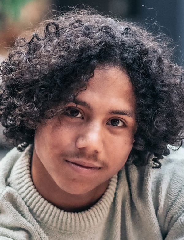 Mannelijk model met zwart krullend haar mack.