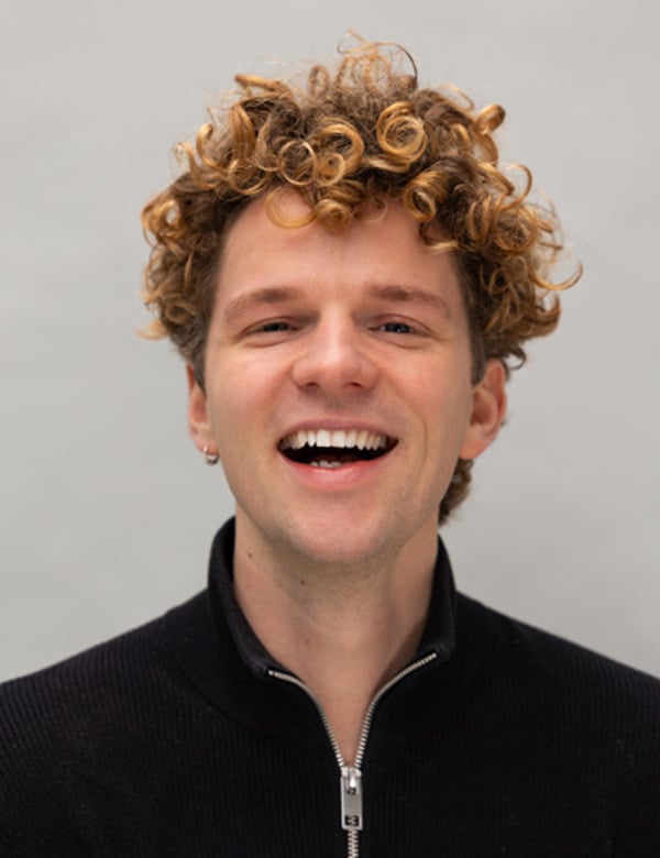 Mannelijk model met donkerblond haar roman b.