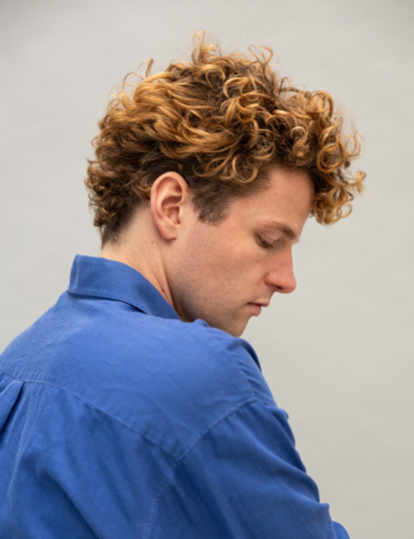 Mannelijk model met donkerblond haar Roman B.