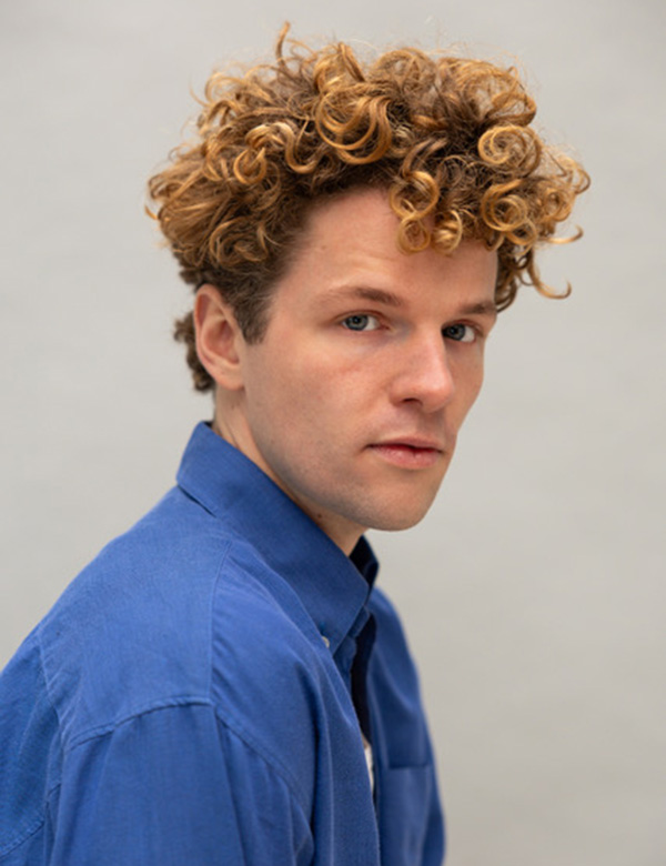 Mannelijk model met donkerblond haar Roman B.