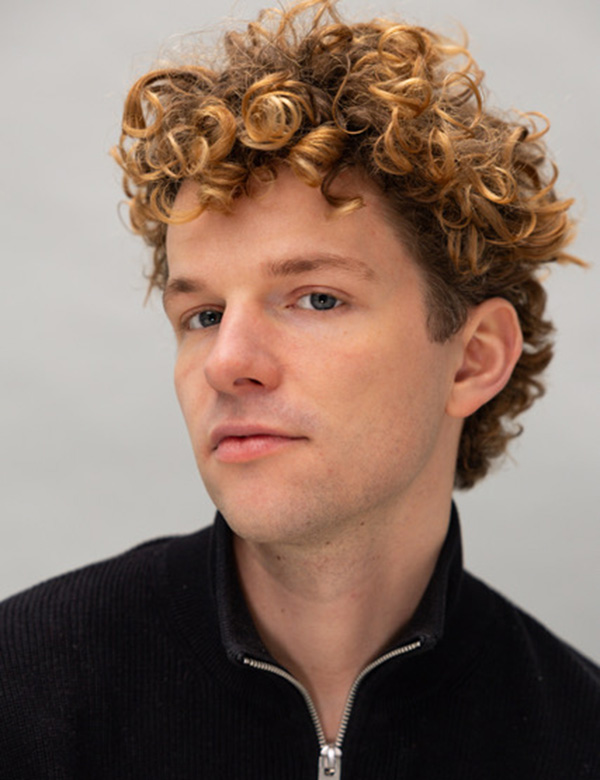 Mannelijk model met donkerblond haar Roman B.