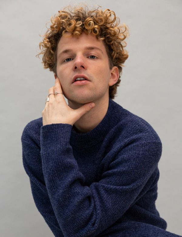 Mannelijk model met donkerblond haar Roman B.