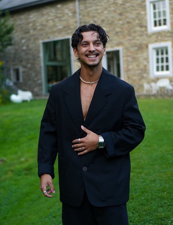 mannelijk model met krullen Yousri