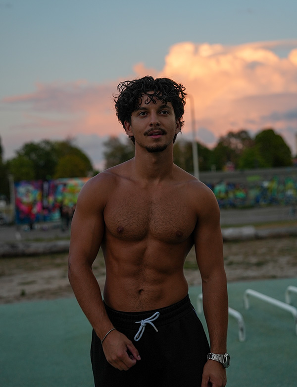 mannelijk model met krullen Yousri