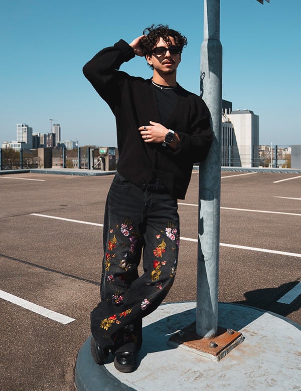 Mannelijk model met bruin haar Yousri.
