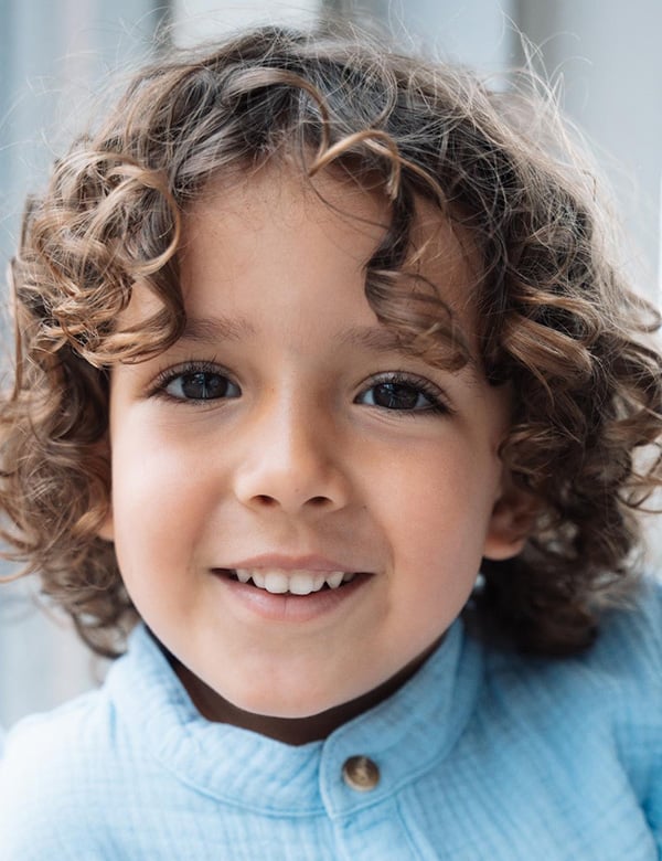 Kindermodel met bruine krullen zayn