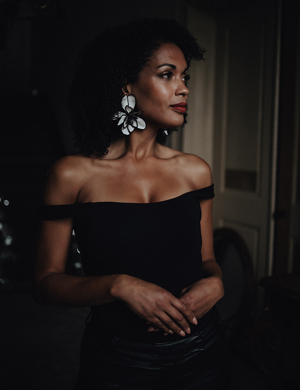 Vrouwelijk model met krullen Afra