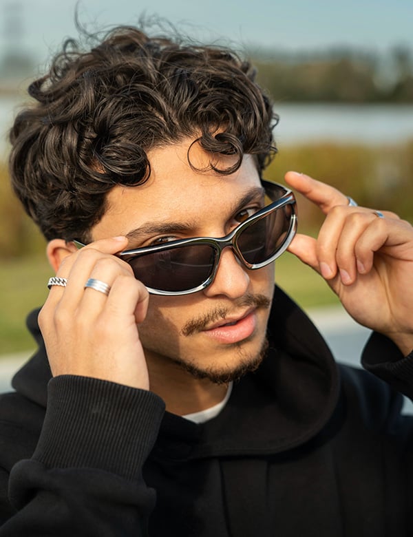 mannelijk model met krullen Yousri