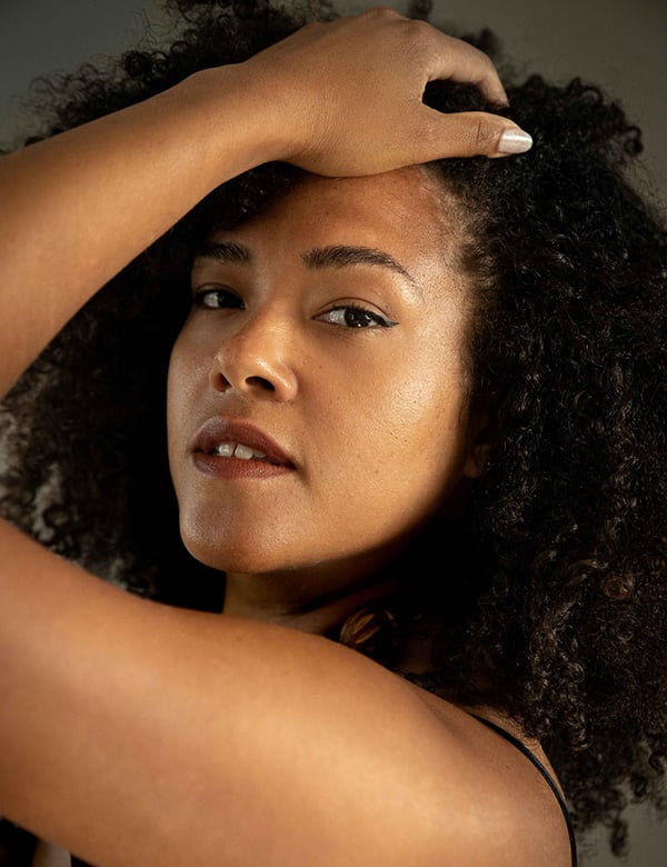 Vrouwelijk model met krullend haar Fayola