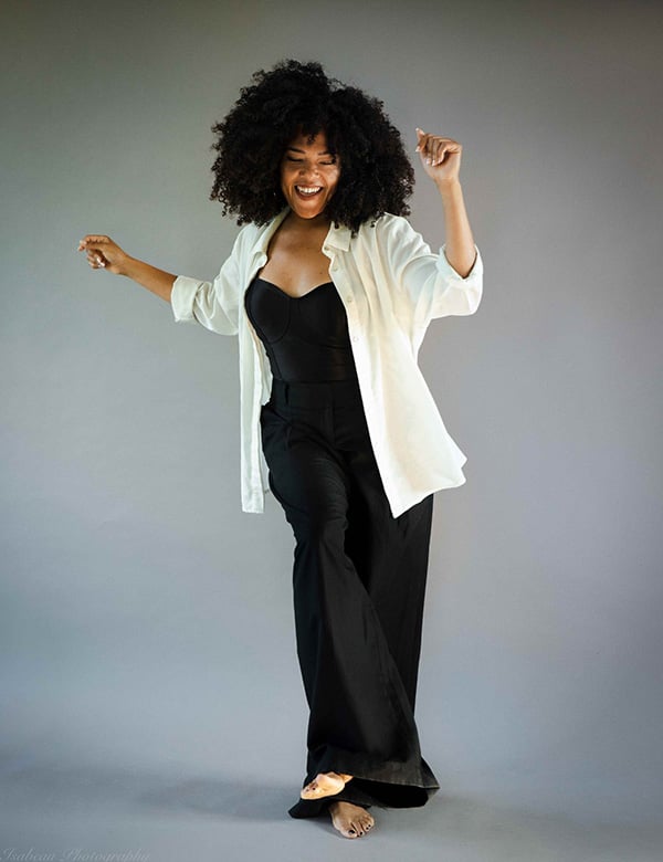 Vrouwelijk model met krullend haar Fayola