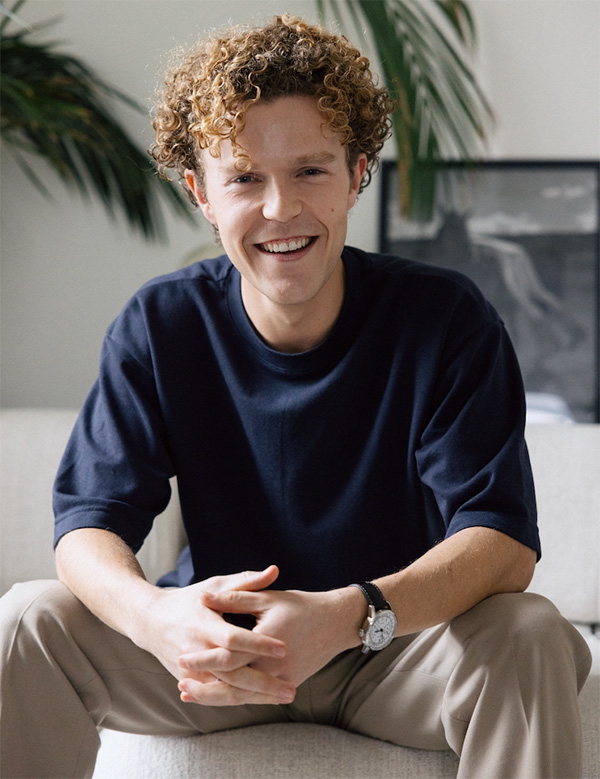Mannelijk model met blonde krullen Finn Ka.