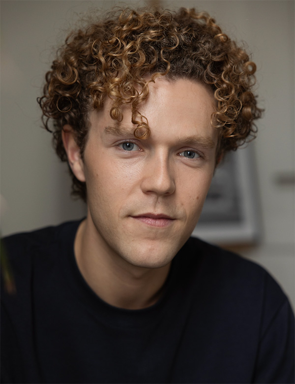 Mannelijk model met blonde krullen Finn Ka.