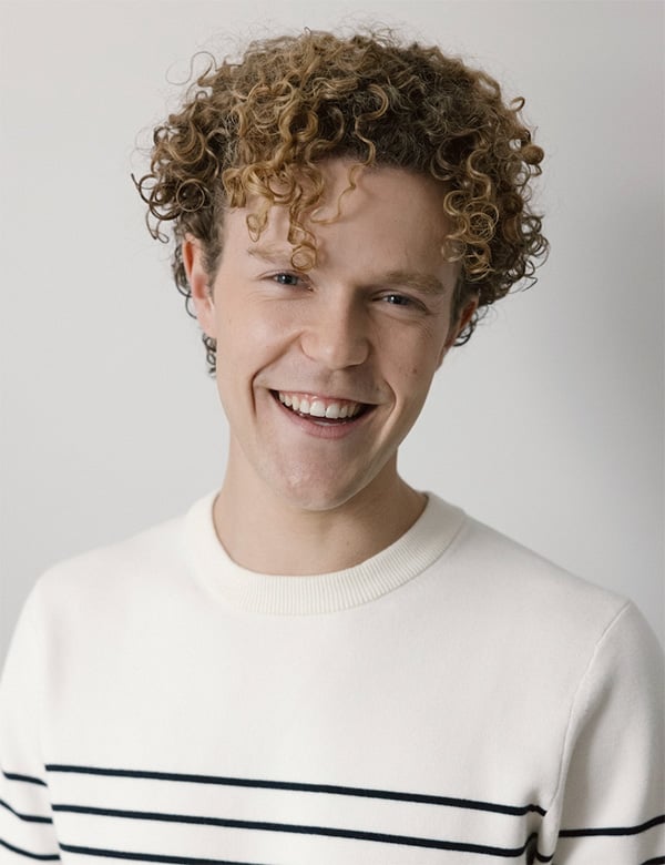 Mannelijk model met blonde krullen Finn Ka.