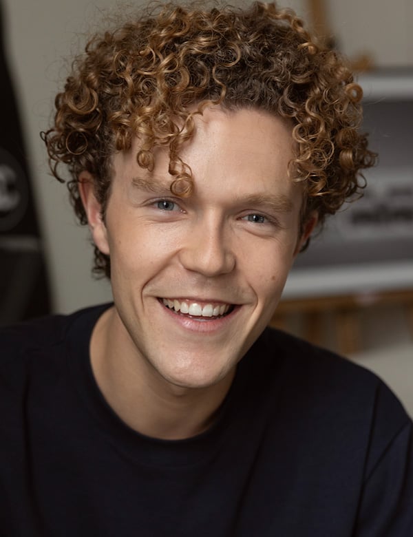 Mannelijk model met blonde krullen finn ka.