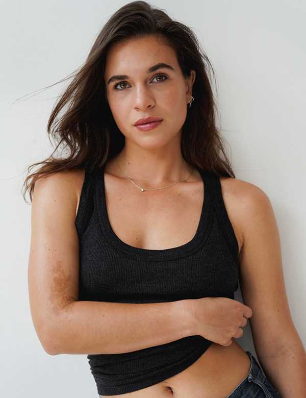 Vrouwelijk model met bruin haar Julia