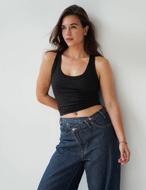 Vrouwelijk model met bruin haar Julia