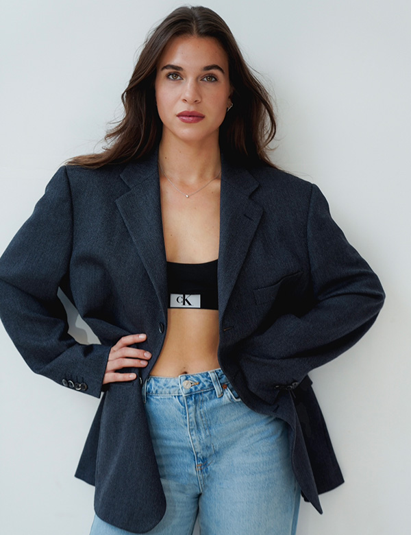 Vrouwelijk model met bruin haar Julia