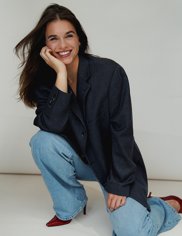 Vrouwelijk model met bruin haar Julia