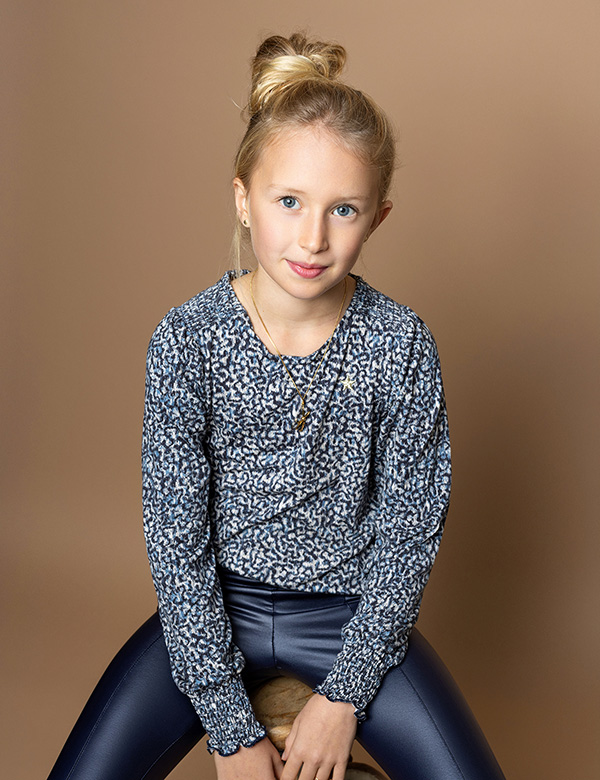 Kindermodel met blond haar Linde