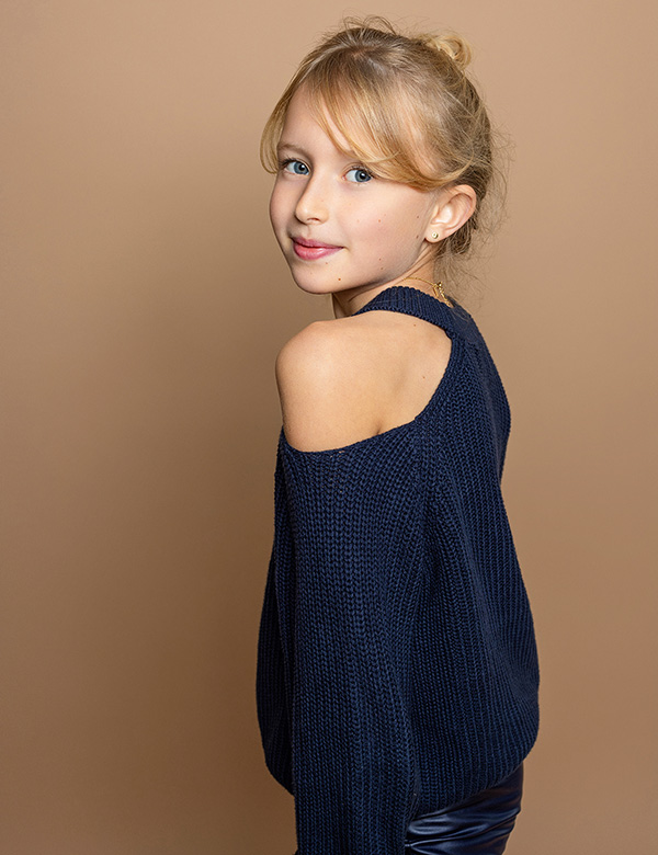 Kindermodel met blond haar Linde