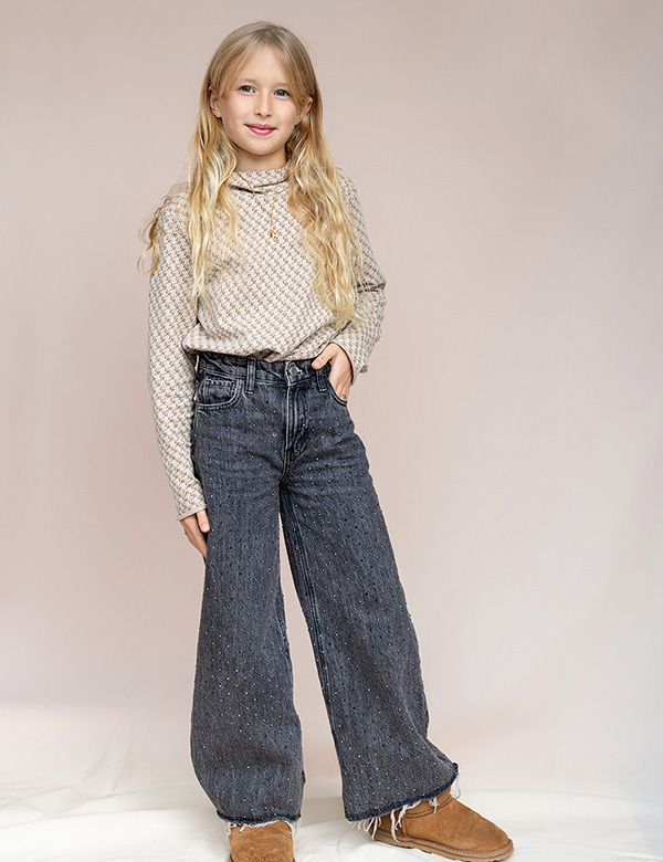 Kindermodel met blond haar Linde