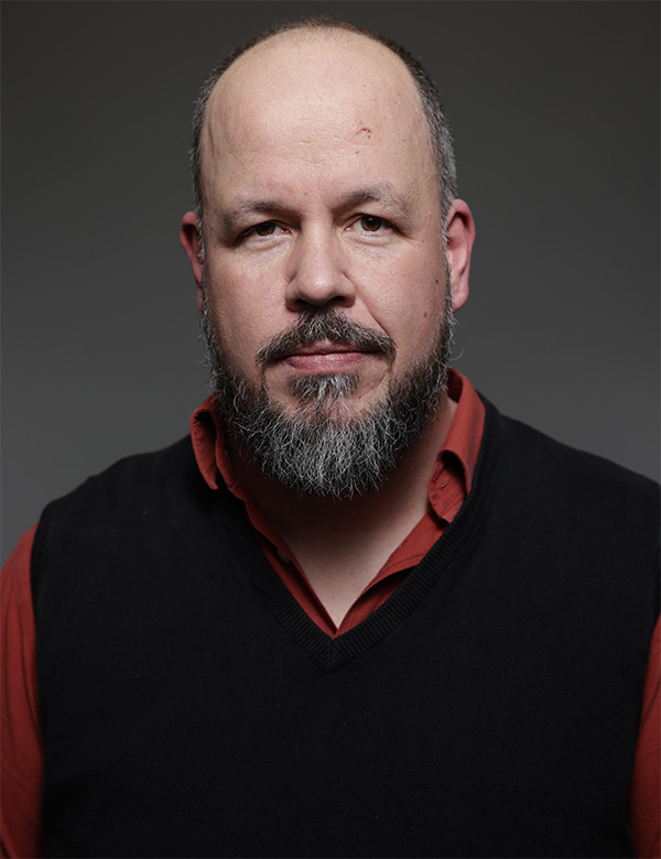 Mannelijk model met bruin-grijs haar Bert K.