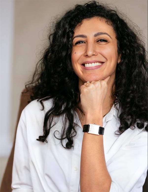 Vrouwelijk model met lang zwart krullend haar Laila F.