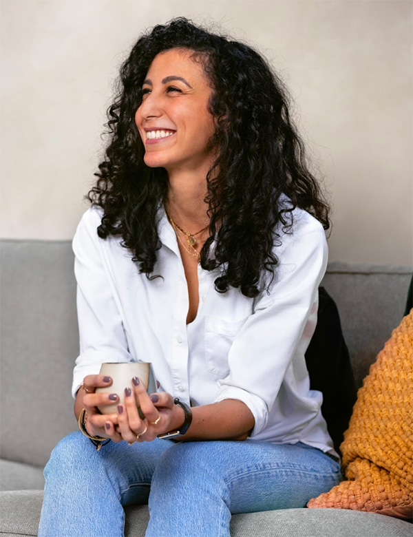 Vrouwelijk model met lang zwart krullend haar Laila F.