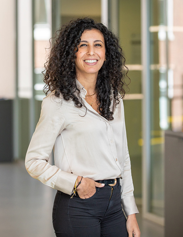 Vrouwelijk model met lang zwart krullend haar Laila F.