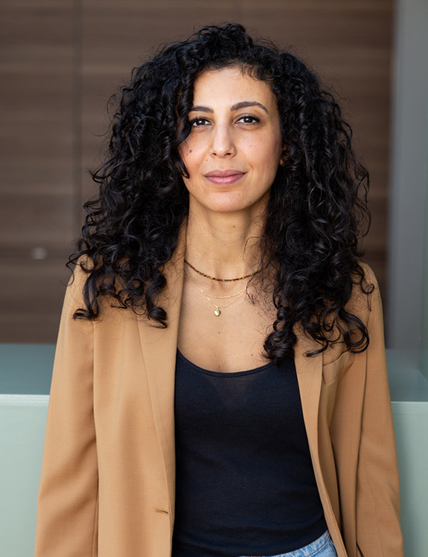Vrouwelijk model met lang zwart krullend haar Laila F.