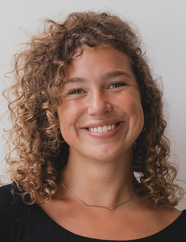 Vrouwelijk model met krullen lola