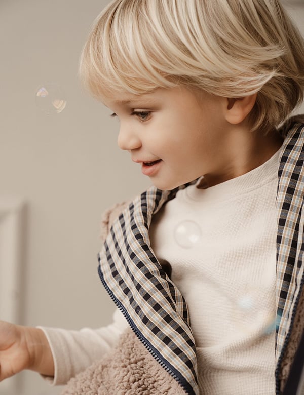 kindermodel met blond haar Lou
