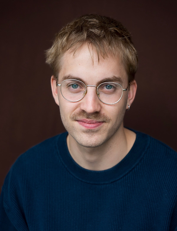 Mannelijke model met blond haar en blauwe ogen Ward.
