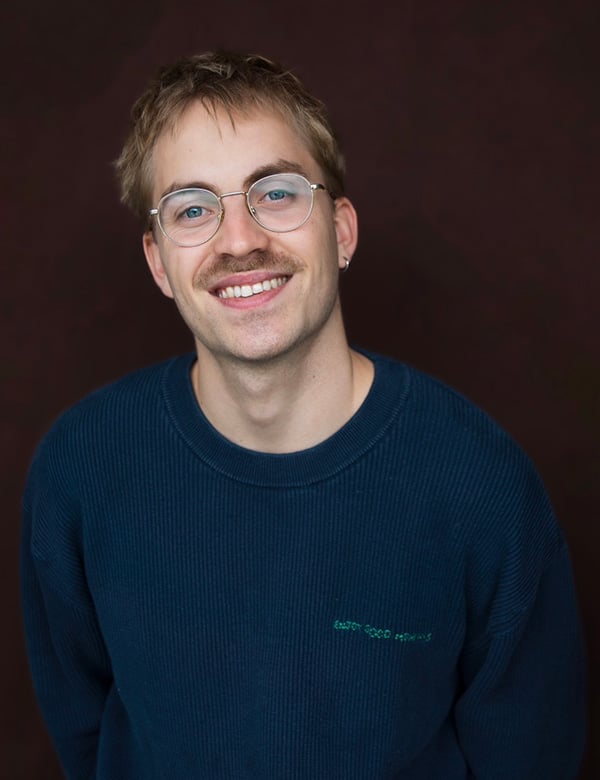 Mannelijke model met blond haar en blauwe ogen Ward.