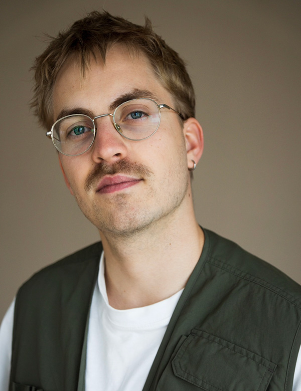 Mannelijke model met blond haar en blauwe ogen Ward.