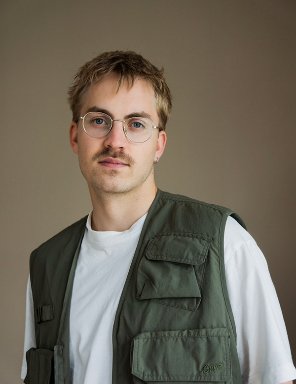 Mannelijke model met blond haar en blauwe ogen Ward.