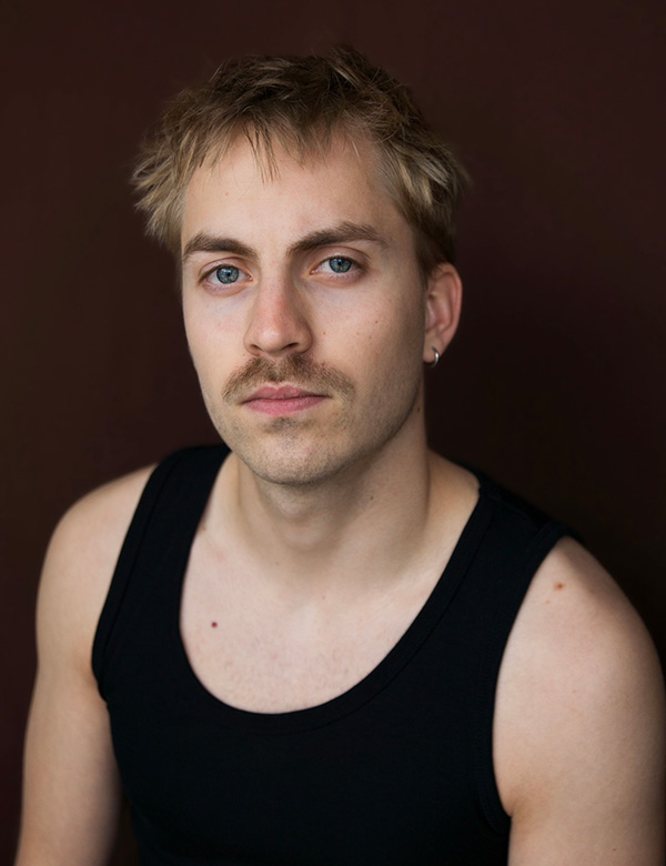 Mannelijke model met blond haar en blauwe ogen Ward.