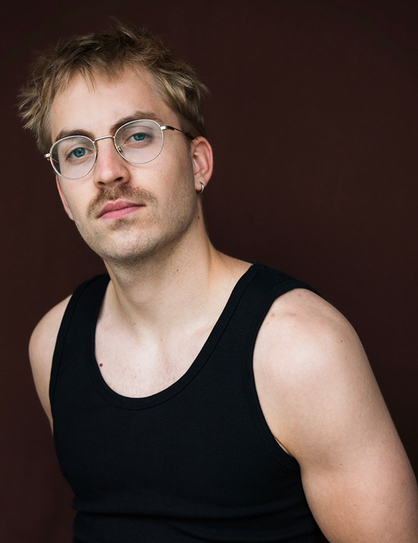 Mannelijke model met blond haar en blauwe ogen Ward.