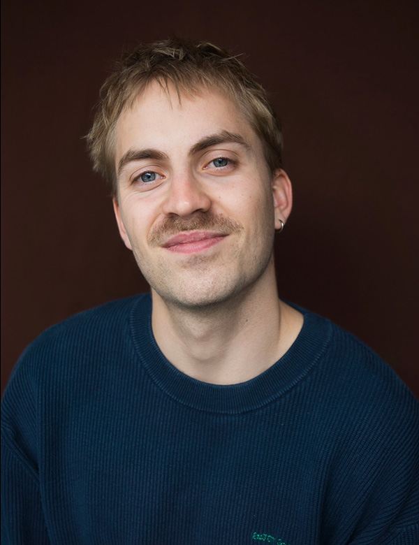 Mannelijke model met blond haar en blauwe ogen Ward.