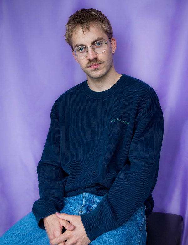 Mannelijke model met blond haar en blauwe ogen Ward.