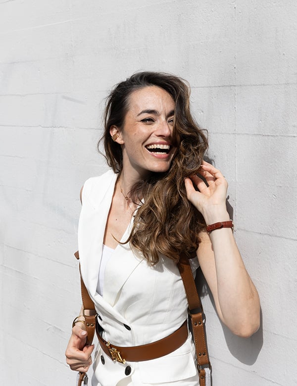 Vrouwelijk model met bruin haar en bruingrijze ogen Harmony
