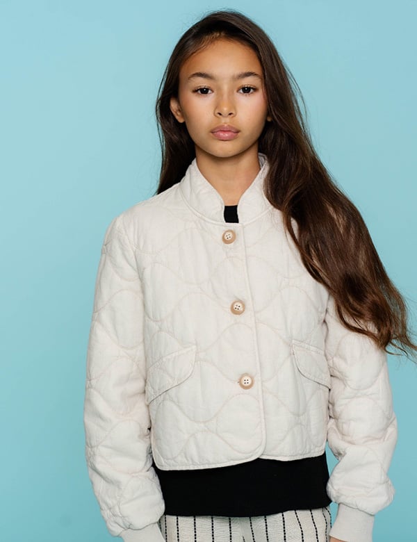 Kinderlijk model met donkerbruin haar Lynn K.