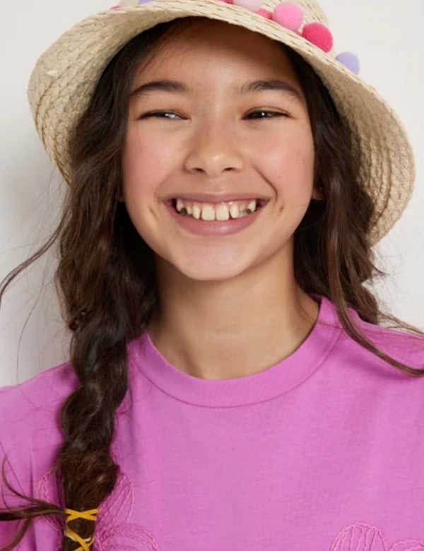Kinderlijk model met donkerbruin haar lynn k.