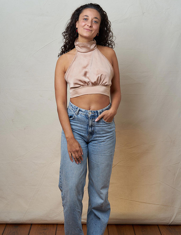Vrouwelijk model met donkerbruin haar Demi M.
