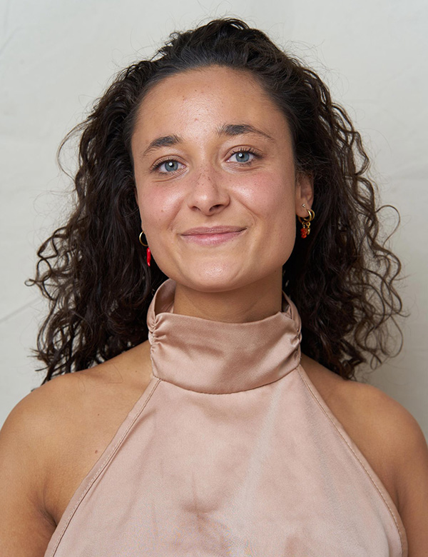 Vrouwelijk model met donkerbruin haar Demi M.