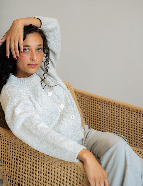 Vrouwelijk model met donkerbruin haar Demi M.