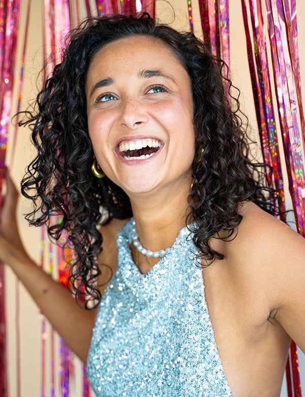 Vrouwelijk model met donkerbruin haar Demi M.